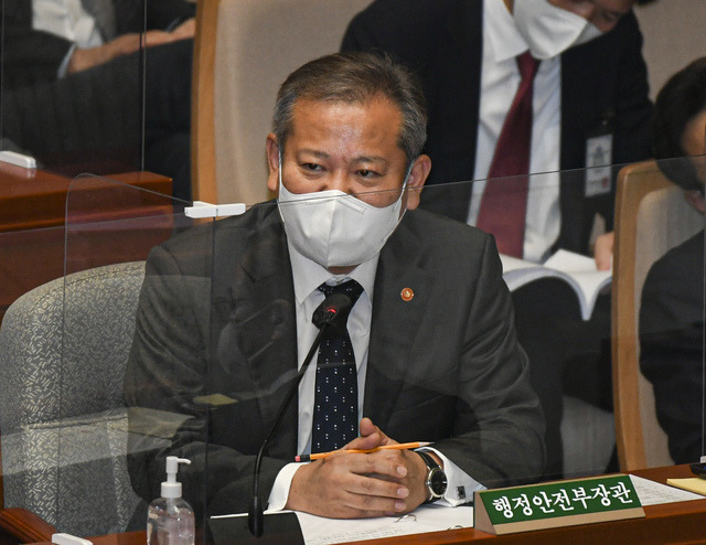 이상민 행정안전부 장관이 지난 15일 국회 예산결산특별위원회 회의에서 답변하고 있다. 이한결 기자