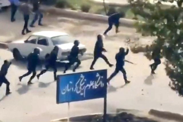 지난 10월 이란 쿠르디스탄에 있는 대학에 군경들이 '히잡 의문사' 반정부 시위대를 진압하기 위해 달려가고 있다. AFP/연합뉴스