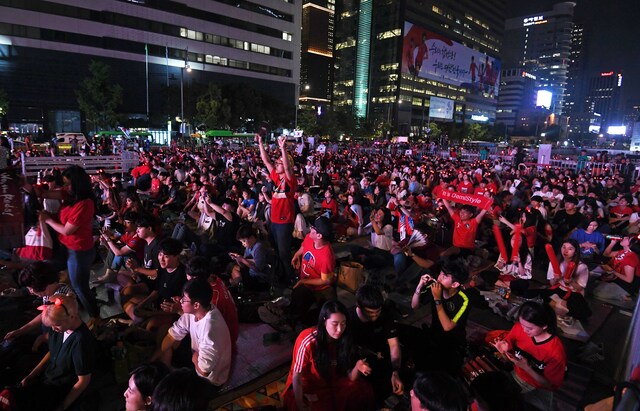 지난 2018년 6월 러시아월드컵 F조 3차전 독일-한국 경기를 앞두고 서울 광화문광장에 마련된 특별무대에서 시민들이 거리응원을 펼치고 있다. 국민일보DB