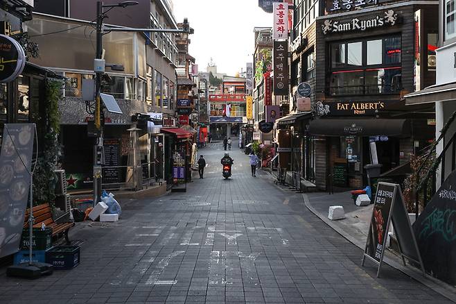 지난 20일 오후 한산한 모습의 서울 용산구 이태원 거리. [사진=연합뉴스]