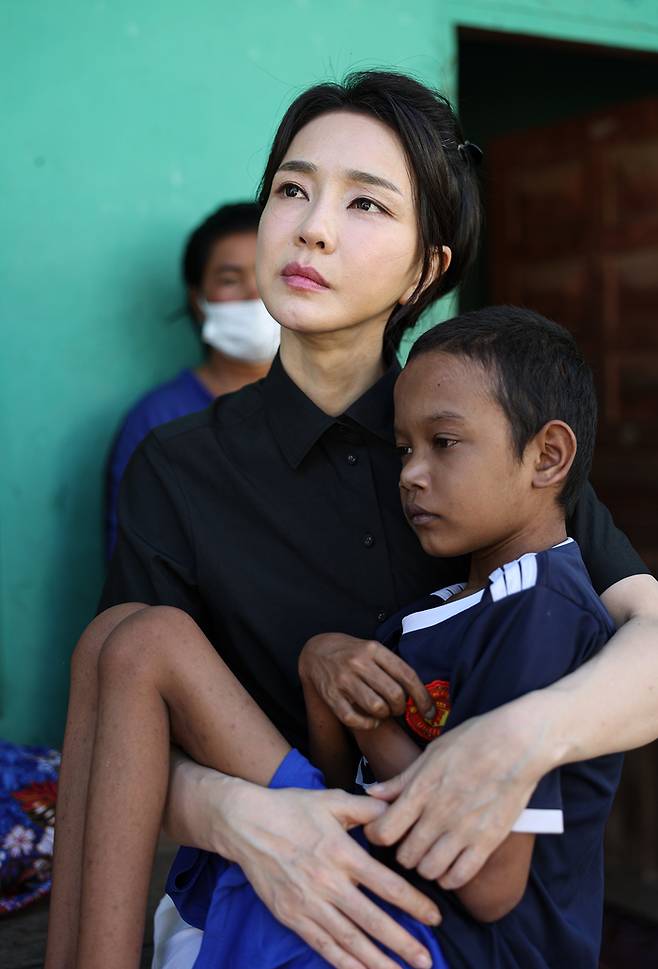 윤석열 대통령 부인 김건희 여사가 12일(현지시간) 캄보디아 프놈펜의 한 선천성 심장질환을 앓고 있는 환아의 집을 찾아 건강 상태를 살피고 있다.  [대통령실 제공]