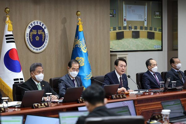 윤석열 대통령이 22일 동남아시아 순방을 비롯해 국내에서 진행한 해외 정상들과의 다자외교 성과 등을 점검하며 여·야 협력을 당부했다. 사진은 이날 서울 용산 대통령실에서 국무회의를 주재하는 윤 대통령. /사진=대통령실 제공