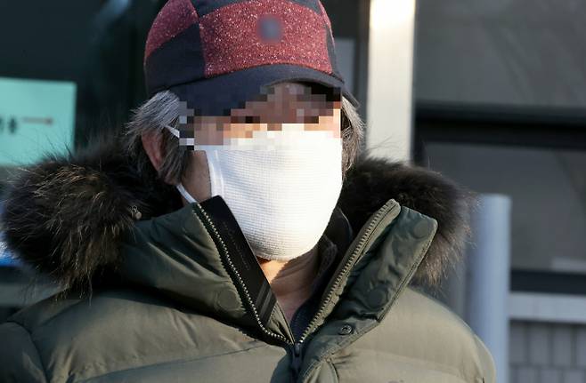 아동 성범죄자 조두순(70)이 현재 살고 있는 경기 안산시 와동 월셋집 임대차 계약이 만료되면서 인근 선부동 지역으로 이사한다. 사진은 아동 성폭행 혐의로 12년을 복역한 조두순이 지난 2020년 12월12일 오전 출소 후 경기도 안산준법지원센터에서 행정절차를 마치고 이동하고 있는 모습. /사진=뉴스1