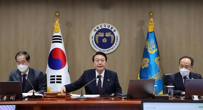 윤석열 대통령이 22일 오전 서울 용산 대통령실 청사에서 열린 국무회의에서 발언하고 있다. [연합]