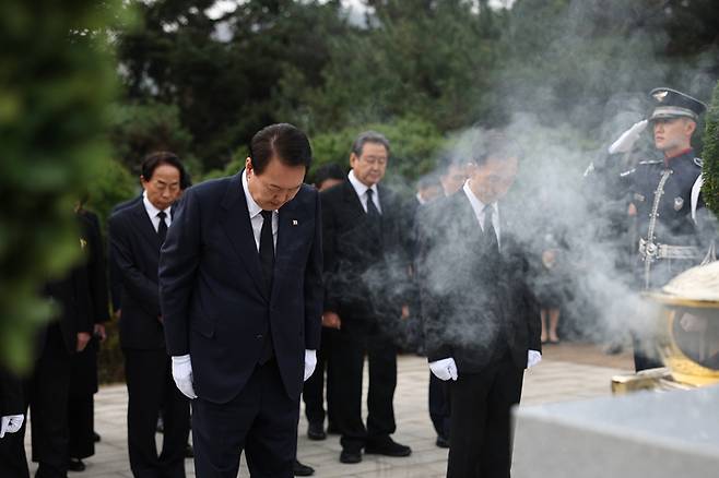 [서울=뉴시스] 윤석열 대통령이 22일 김영삼 전 대통령 서거 7주기를 맞아 서울 동작구 국립서울현충원을 찾아 김 전 대통령 묘소에 묵념하고 있다. (사진=대통령실 제공) 2022.11.22. photo@newsis.com *재판매 및 DB 금지