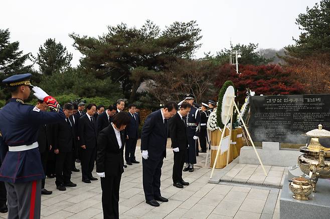 [서울=뉴시스] 윤석열 대통령이 22일 김영삼 전 대통령 서거 7주기를 맞아 서울 동작구 국립서울현충원을 찾아 김 전 대통령 묘소에 묵념하고 있다. (사진=대통령실 제공) 2022.11.22. photo@newsis.com *재판매 및 DB 금지