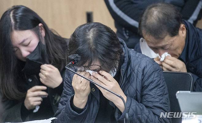 [서울=뉴시스] 김금보 기자 = 이태원 참사 희생자 유가족들이 22일 서울 서초구 민주사회를 위한 변호사모임(민변)에서 열린 유가족 입장발표 기자회견 도중 오열하고 있다. (공동취재사진) 2022.11.22. photo@newsis.com