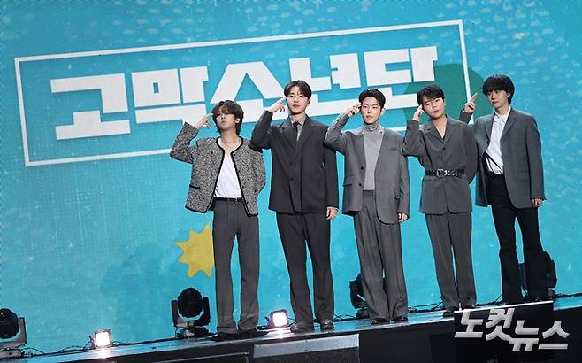 그룹 고막소년단이 서울 강서구 KBS아레나에서 데뷔 쇼케이스를 열호 취재진을 향해 포즈를 취하고 있다. 왼쪽부터 빅나티, 김민석, 폴킴, 정승환, 하현상. 황진환 기자