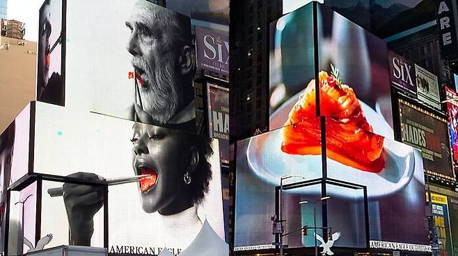 뉴욕 타임스퀘어 대형 전광판에서 김치 영상이 상영되는 장면 (사진= 서경덕 교수 제공)