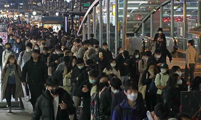 경기도 광역버스 '입석 승차 중단' 첫날인 지난 18일 서울 사당역 광역버스 정류장이 버스 이용을 기다리는 시민들로 붐비고 있다. 뉴시스