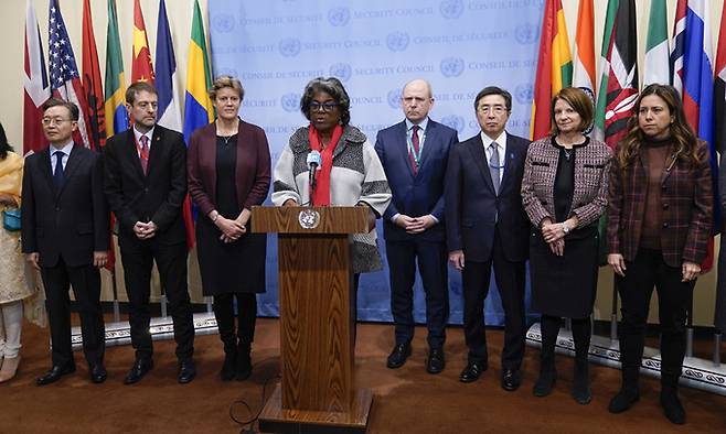 린다 토머스 그린필드(가운데) 유엔 주재 미국대사가 2022년 11월 21일 월요일 유엔본부에서 열린 안보리 회의 후 다른 회원국들을 대표해 성명을 내고 있다. AP연합뉴스