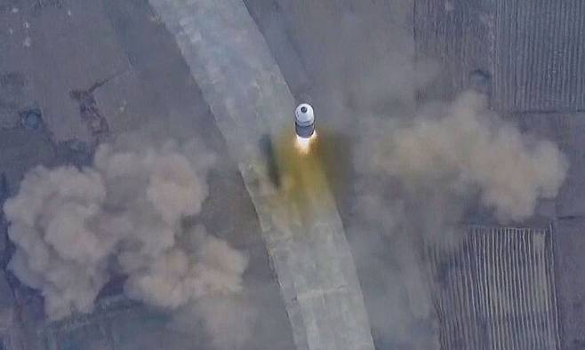 북한이 지난 18일 발사한 화성-17형 미사일. 조선중앙TV 캡처