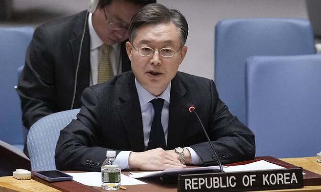 지난 21일(현지시간) 황준국 주유엔 한국대사가 미국 뉴욕의 유엔본부에서 열린 유엔 안전보장이사회에서 발언하고 있다. 뉴욕=AP뉴시스