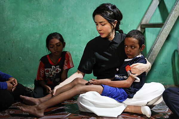 윤석열 대통령의 부인 김건희 여사(오른쪽에서 두번째)가 지난 12일(현지시간) 캄보디아의 수도 프놈펜에서 선천성 심장질환을 앓고 있는 한 14세 아동의 집을 찾아 건강상태를 살피고 위로하고 있다. 대통령실 제공