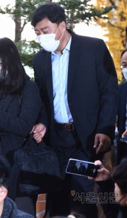 - 최성범 용산소방서장이 21일 오전 서울 마포구 이태원사고 특별수사본부로 소환되고 있다. 2022.11.21 안주영 전문기자