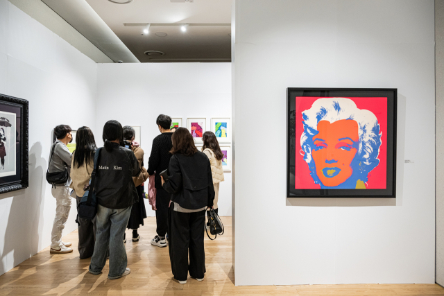 19·20일 서울 여의도 더현대에서 열린 현대카드 ‘트라이브 위켄드’에서 관객들이 앤디 워홀·뱅크시 등의 작품이 전시된 프라이빗 갤러리를 둘러보고 있다.사진 제공=현대카드