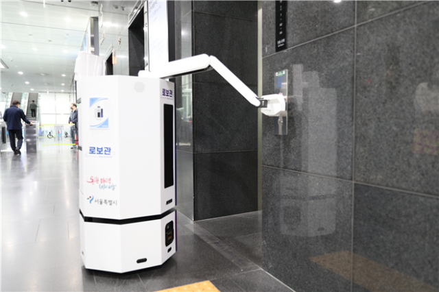 자율주행 로봇 집개미가 엘레베이터를 누르는 모습.사진제공=로보티즈