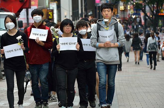 2014년 4월 당시 대학생이던 용혜인 의원(가운데)은 세월호 참사 침묵 행진을 주도했다. ⓒ시사IN 신선영