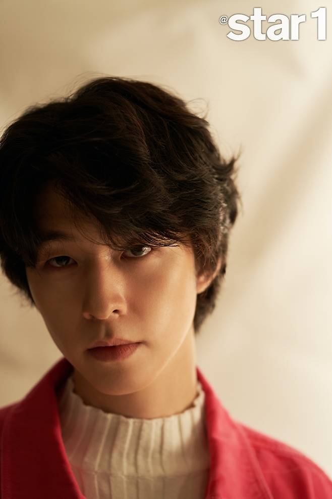 Actor Hong Kyung shows a completely different face.Fashion magazine At Style released a photo of Hong Kyung on Tuesday.On the 18th, OTT Platform Wave originally met with the public with a weak Hero class 1, and Hong Kyung confided his own story in an interview with the recent At Style pictorial.The weak Hero Class 1 is a growing drama of a weak boy who depicts the process of confronting numerous violence with Suho (Choi Hyun-wook) and Beom-seok (Hong Kyung), who became friends for the first time by the top 1% schoolboy, Yeon Si-eun (Park Ji-hoon).Hong Kyung seems to be timid, but he seems to have a complicated inner side in it.Unlike the drama, Hong Kyung in the public picture shows an intelligent and sophisticated aspect. Dodo, soft and intense eyes complete the picture more abundantly.In an interview with the film, Hong Kyung said, I hope that there will be more stories of teenagers and twenties. I would like to see the worries and dark stories of the younger generation behind hopeful scenes.Lee Hong-sae, a senior police officer in the next film, is in trouble to draw a picture of a real 20-year-old detective who touches his skin, raising his expectation for the character he will show.An interview with Hong Kyungs picture can be found in the December issue of At Style.