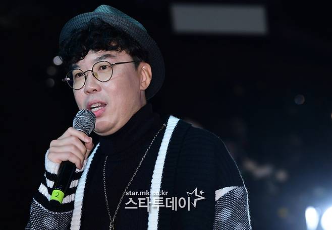 개그맨 추대엽이 쇼케이스 진행을 하고 있다.