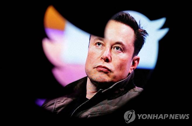 일론 머스크와 트위터 (제니차[보스니아 헤르체고비나] 로이터=연합뉴스)  2022년 10월 28일 촬영된 트위터 로고와 일론 머스크의 모습. [자료사진] 2022.11.03 clynnkim@yna.co.kr
