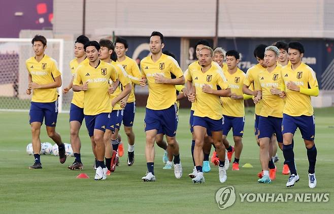 도하 시내에서 훈련 중인 일본 축구 국가대표 선수단.  [EPA=연합뉴스]