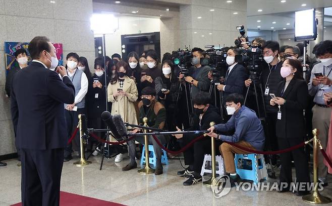 질의응답하는 윤석열 대통령 (서울=연합뉴스) 안정원 기자 = 윤석열 대통령이 지난 10일 오전 서울 용산 대통령실 청사로 출근, 기자들과 질의응답을 하고 있다. 2022.11.10 jeong@yna.co.kr