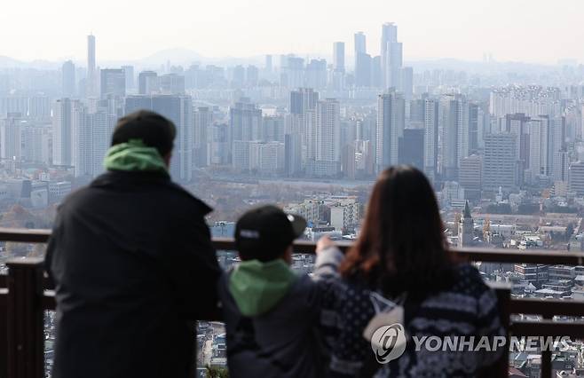 집값 '역전현상' 심화 (서울=연합뉴스) 류영석 기자 = 최근 집값이 급락하며 실거래가보다 공시가격이 높은 '역전현상'이 속출하고 있는 가운데 20일 서울 남산에서 바라본 시내 아파트 단지의 모습.
     정부는 공시가격 현실화율을 올해보다 더 낮추는 방안을 검토 중으로 이와 관련한 부동산 공시가격 현실화 계획 관련 공청회를 오는 22일 열 예정이다. 2022.11.20 ondol@yna.co.kr