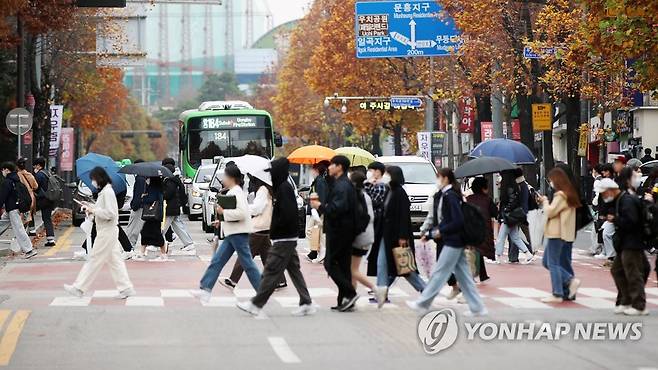 우산 쓴 시민들 [연합뉴스 자료사진]