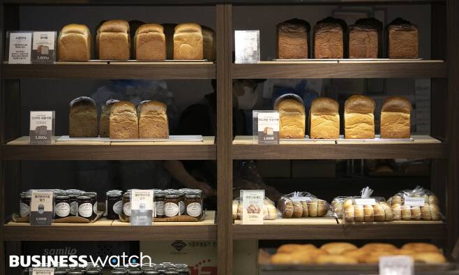 원유값이 오르며 유제품들이 연쇄 인상되고 있다. 사진은 22일 서울의 한 대형마트에 진열된 빵 제품 모습./사진=이명근 기자 qwe123@