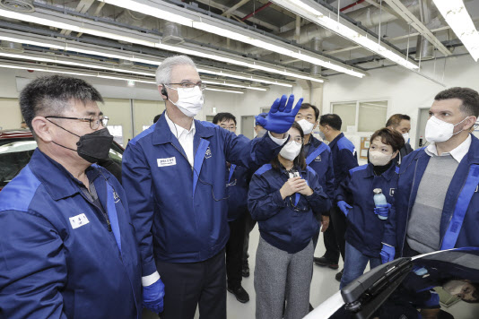 로베르토 렘펠(왼족에서 두 번째) GM 한국사업장 사장이 지난 22일 창원공장에 방문해 시설을 둘러보고 있다. (사진=한국지엠 제공)