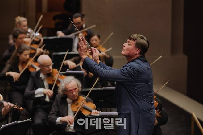 오는 28일과 30일 독일 명문 악단 베를린 슈타츠카펠레와 내한공연을 하는 지휘자 크리스티안 틸레만. (사진=마스트미디어)