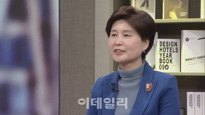 더불어민주당 소속 백혜련 국회 정무위원장이 지난 22일 이데일리TV ‘신율의 이슈메이커’에 출연해 인터뷰하고 있다. (사진=이데일리TV)