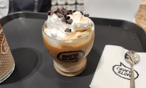 캐릭터와 관련된 메뉴보다는 매트블랙의 시그니처를 판매한다