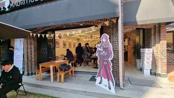 카페 곳곳에 붕괴3rd 캐릭터 등신대가 세워져 있다