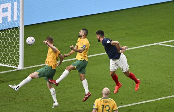 지루가 큰 키를 이용해 성공시킨 두 번째 골. 이 골로 지루는 A매치에서 51골을 넣으며 프랑스의 전설적인 스트라이커 티에르 앙리와 타이기록을 세웠다.