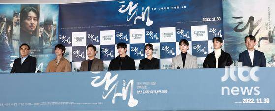 영화 '탄생(박흥식 감독)' 언론시사회가 23일 오후 서울 CGV용산아이파크몰에서 열렸다. '탄생'은 조선 근대의 길을 열어 젖힌 개척자 청년 김대건의 위대한 여정을 그린 영화다. 이 날 현장에는 박흥식 감독을 비롯해 윤시윤 이문식 이호원 송지연 하경 임현수 박지훈이 참석했다. 영화는 30일 개봉한다. | 박찬우 기자 park.chanwoo@jtbc.co.kr 〈사진=JTBC엔터뉴스〉