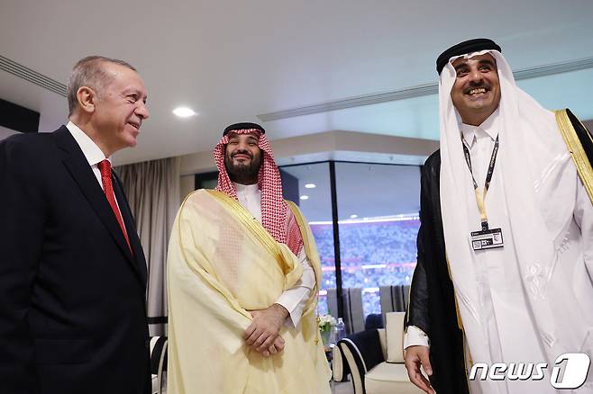 카타르월드컵 개회식에서 만난 무함마드 빈살만 사우디 왕세자(가운데)와 레제프 타이이프 에르도안 투르키예 대통령(왼쪽), 카타르의 타밈 빈 하마드 알 타니 국왕 ⓒ AFP=뉴스1