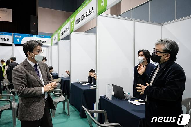 김돈곤 군수(왼쪽)가 2022 일자리 박람회에서  기업인과 대화를 나누고 있다.(청양군 제공)