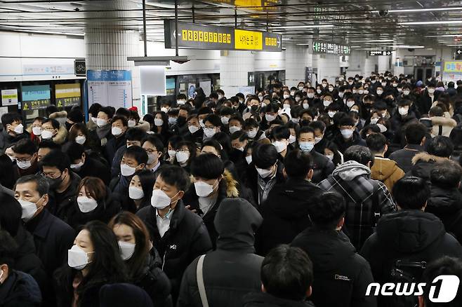 서울 동작구 지하철 4호선 사당역에서 시민들이 출근하고 있다. (뉴스1 DB) 2021.1.18/뉴스1 ⓒ News1 김진환 기자