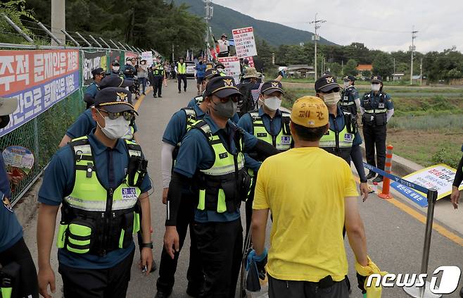 경남 양산 하북면 평산마을 문재인 전 대통령 사저앞에서 열린 문 전 대통령 규탄 집회자를 향해 노란옷을 입은 평산마을 일상회복 기원집회자가 항의를 하고 있다. 2022.7.17/뉴스1 ⓒ News1 김영훈 기자