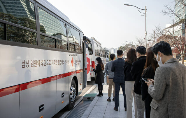 삼성 임직원들이 수원 삼성디지털시티에서 삼성 임원 기부로 제작된    신형 헌혈버스에 올라 헌혈에 참여하고 있는 모습 (사진=삼성)