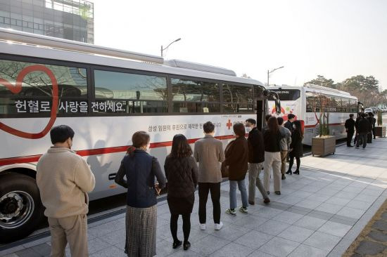 삼성 임직원이 수원 삼성디지털시티에서 신형 헌혈버스로 헌혈에 참여하고 있는 모습 / 제공=삼성