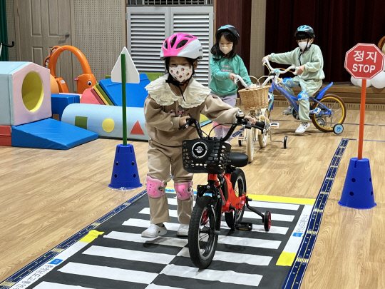 보령창미유치원 원아들이 안전사고 예방을 위해 자전거 안전 운전면허증을 땄다. 사진=보령교육지원청 제공