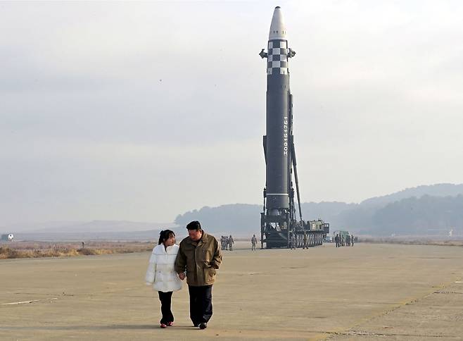 북한 노동당 기관지 노동신문은 19일 김정은 총비서가 대륙간탄도미사일(ICBM) 발사를 지휘했다고 보도하며가 딸과 함께 있는 사진을 공개했다.  평양 노동신문=뉴스1