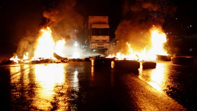 1일(현지 시간) 보우소나루 대통령을 지지하는 브라질 트럭 운전기사들이 대선 결과에 항의하는 뜻으로 타이어에 불을 질러 고속도로 통행을 막고 있다. AP뉴시스