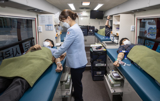삼성전자 임직원이 23일 삼성이 기부한 헌혈버스에서 헌혈에 참여했다. 삼성 제공