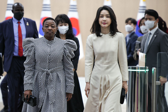 김건희 여사가 23일 서울 용산 대통령실 청사에서 방한한 윌리엄 루토 케냐 대통령 부인 레이첼 루토 여사를 접견하고 있다. 대통령실 제공