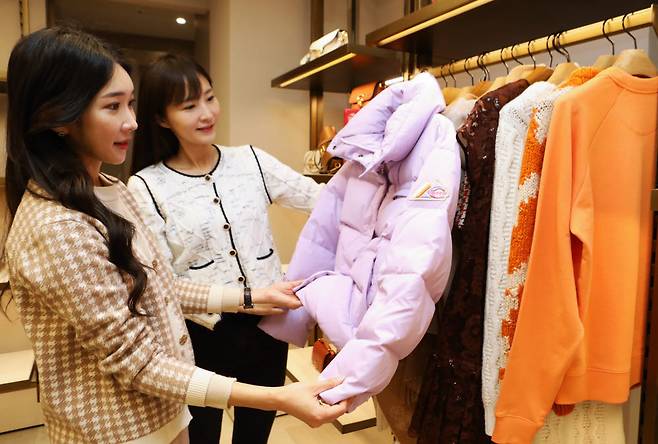 롯데백화점 본점 코치 매장에서 쇼핑을 하고 있는 모습