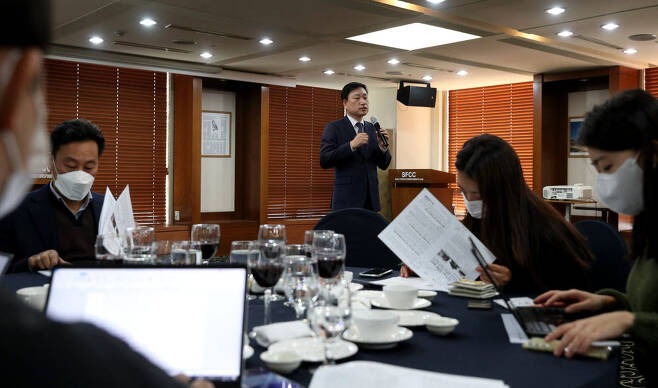 손승현 우정사업본부장이 23일 서울 프레스센터에서 열린 기자간담회에서 발언하고 있다.